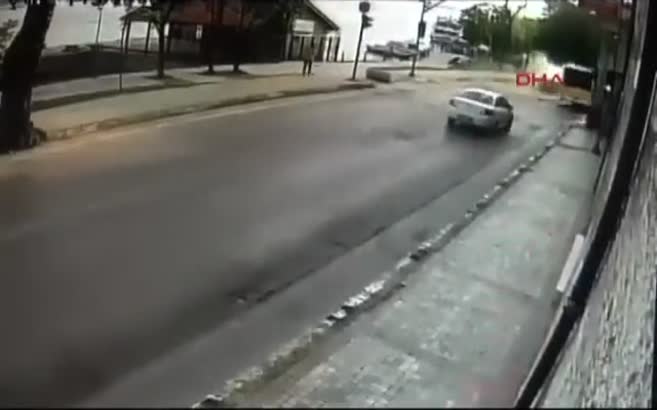 Feci kaza kamerada