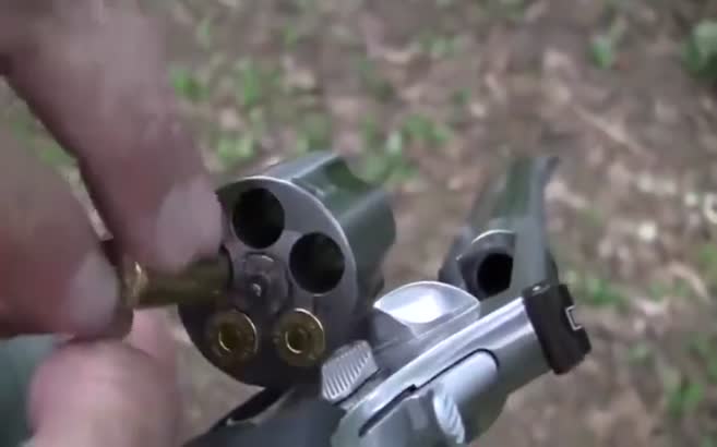 Dünyanın en güçlü tabancası ile karpuza ateş edilirse ne olur?