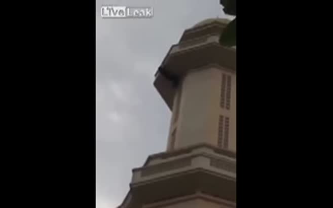 Minareye tırmanırken yere çakıldı