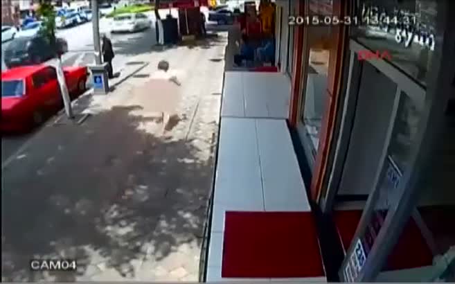 Darıca'da çırılçıplak dolaşan adamı dövüp polise teslim ettiler