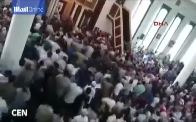 Minberden cemaatin üstüne atladı