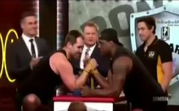 Canlı yayında bilek güreşi yaparken kolu kırıldı