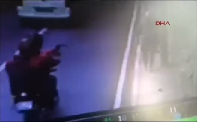 Emekli albay ve eşine saldırı anı kamerada