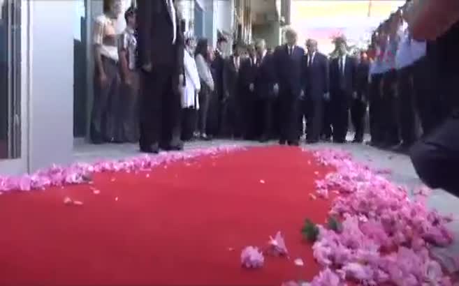 Bahçeli'nin ayağı halıya takıldı