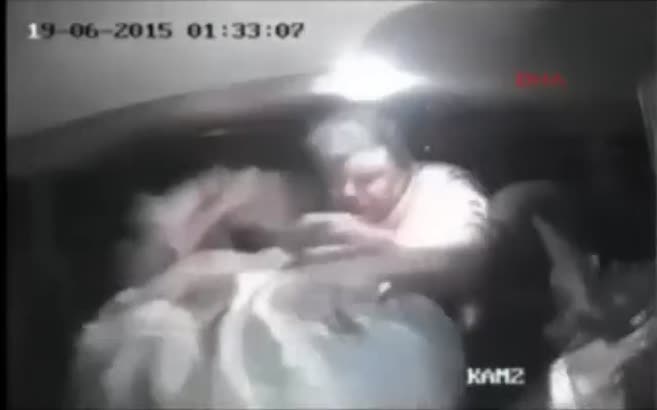 Polis otosunda polisleri bıçakladı!