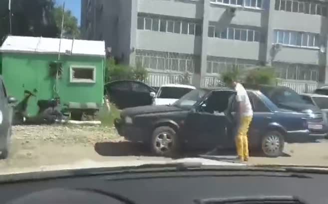 Arabasının önüne park eden araca bakın ne yaptı