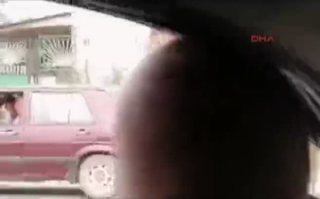 Camından sarktığı araçtan böyle düştü