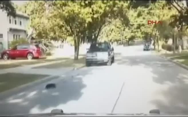 Kafasını sıkıştıran kokarcayı polis kurtardı