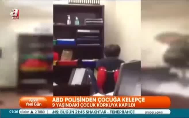 Polisten küçük çocuğa kelepçe
