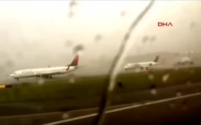 Uçağa yıldırım çarptığı anı