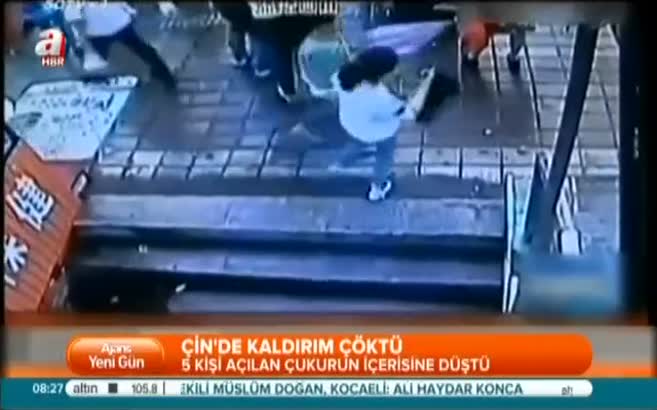 Kaldırım bir anda çöktü