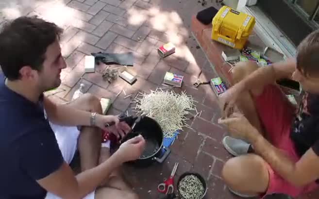 6000 kibritin aynı anda yanışı