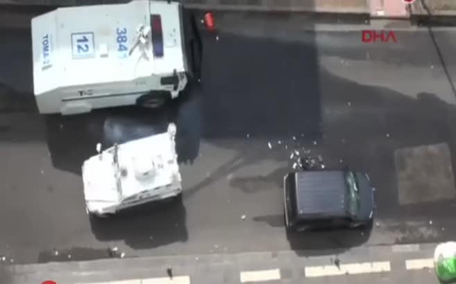 Polis, polis aracının camını kırıp silahı aldı