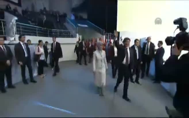 Davutoğlu salona böyle geldi
