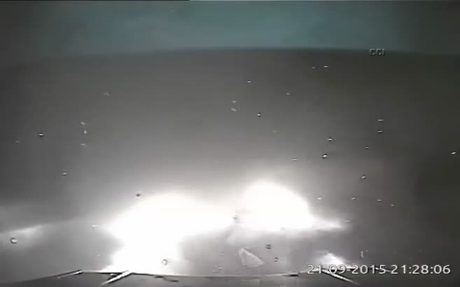 Polisin geçişi sırasında bomba yüklü araç böyle patladı...
