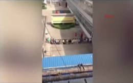 Anaokulu öğrencilerini sıra dayağından geçirdi