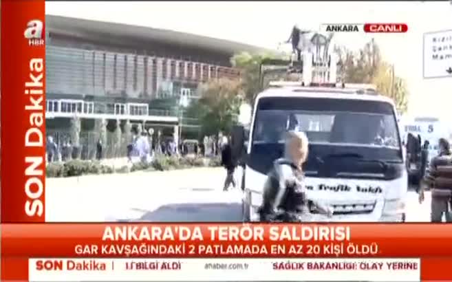 Öfkeli kalabalık polis aracına saldırdı