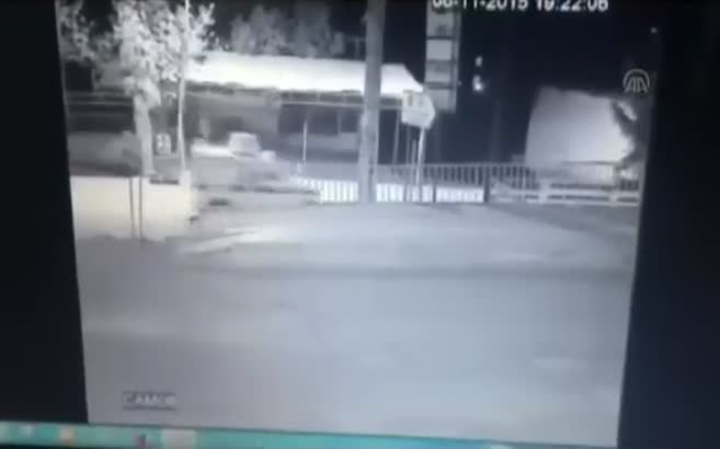 Polis aracına rokeli saldırı kameraya böyle yansıdı