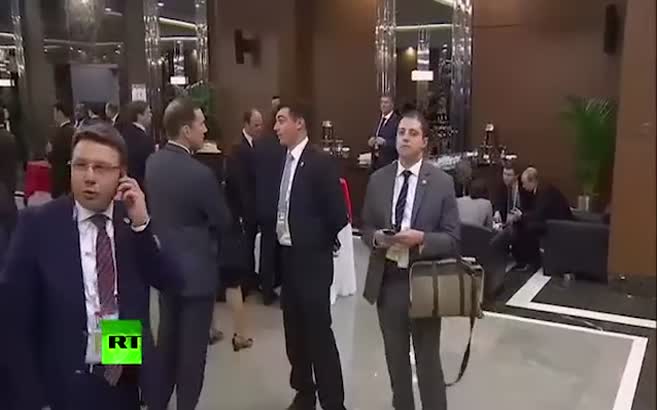 G20 zirvesi'nde kameraya takılan ilginç adam