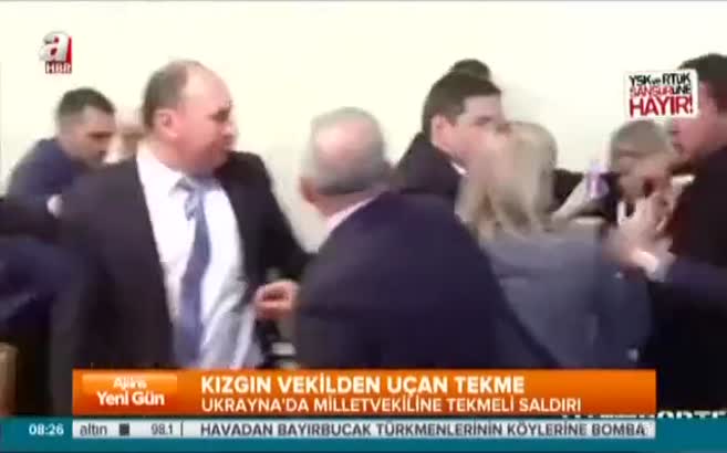 Milletvekiline uçan tekme!