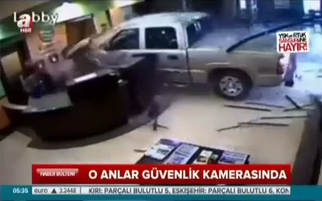 Öfkeli sürücü lobiye daldı!