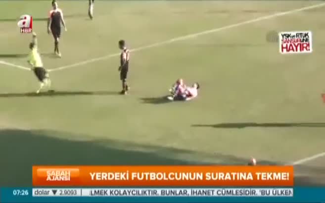 Rakibinin yüzüne acımasızca vurdu!