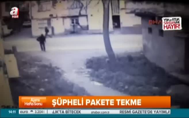 İçinde bomba olan pakete tekme
