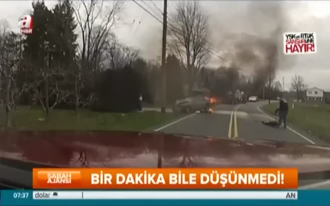 Yanan araçtaki sürücüyü kurtardı