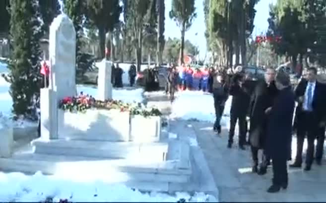 Cumhurbaşkanı ve Başbakan, Ersoy'un kabrini ziyaret etti