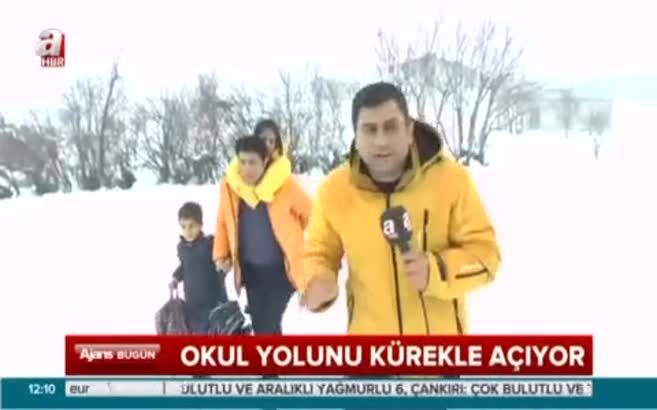 Öğrencilerini sırtında taşıyor