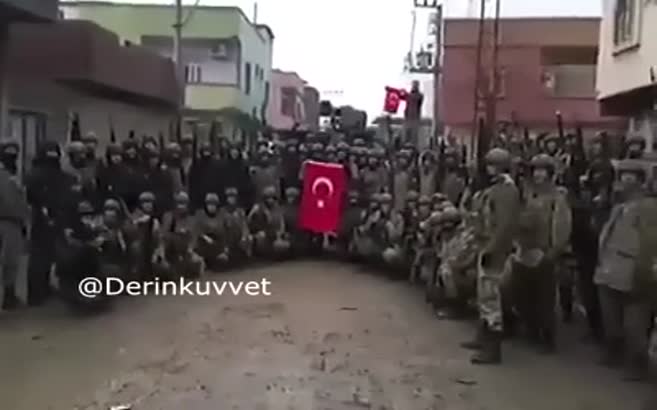 Türk komandoları Şırnak sokaklarını marşlarıyla inletti