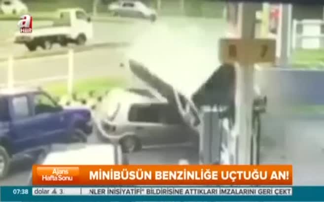Minibüs benzinliğe uçtu
