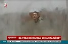 Bayrak donduran soğukta nöbet