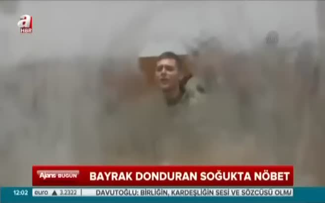Bayrak donduran soğukta nöbet