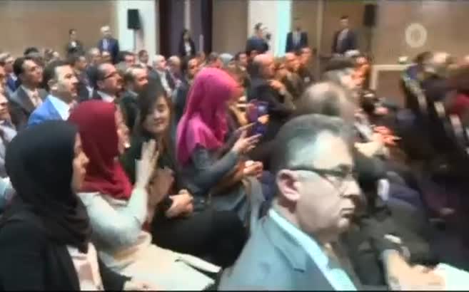 Başbakan Davutoğlu'ndan işitme engelli genç kıza destek sözü