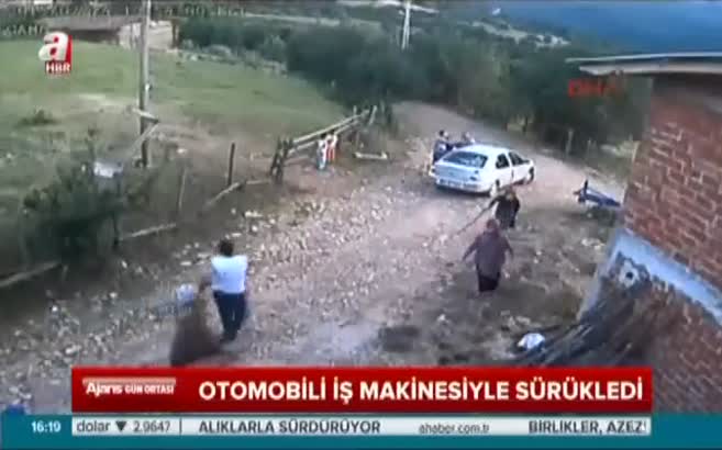 İş makinesiyle otomobili biçti