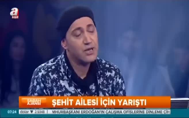 Ödülünü şehit ailesine bağışladı
