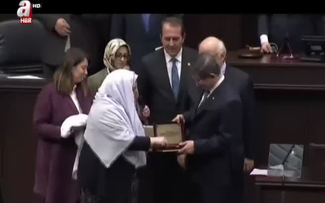 Başbakan'a tarihi Kur'an-ı Kerim hediye ettiler