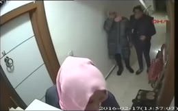 Hırsızlık için geldikleri kapı içeriden açılınca...