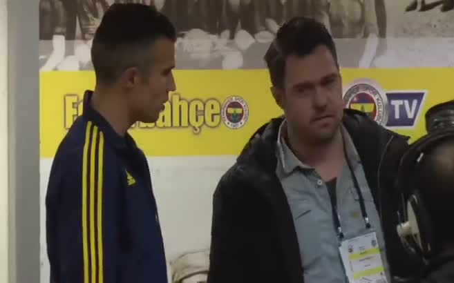 Van Persie ile röportaj esnasında fenalaştı
