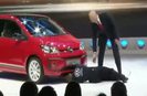 Simon Brodkin, Cenevre Otomobil Fuarında Volkswageni protesto etti