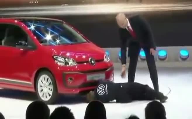 Simon Brodkin, Cenevre Otomobil Fuarı'nda Volkswagen'i protesto etti