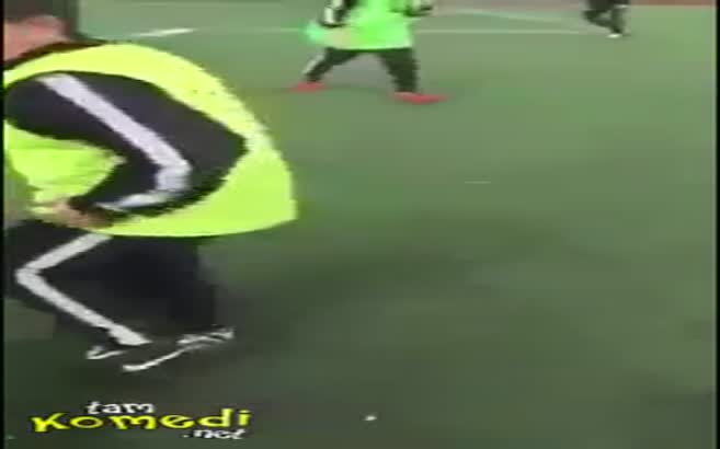 Küçük futbolcunun hakeme penaltı isyanı