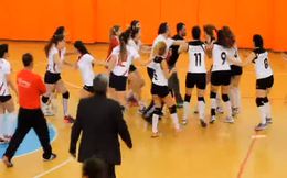Kadın voleybolcular tekme tokat girişti!
