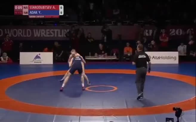 Rus rakibini yerden yere vurdu