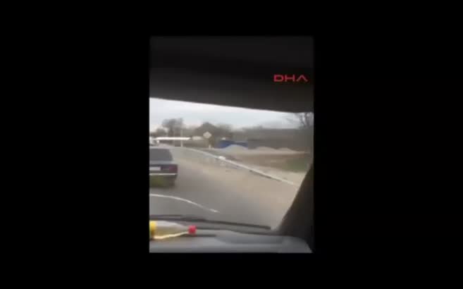 Rusya'da otoyola inen uçak görenleri hayrete düşürdü