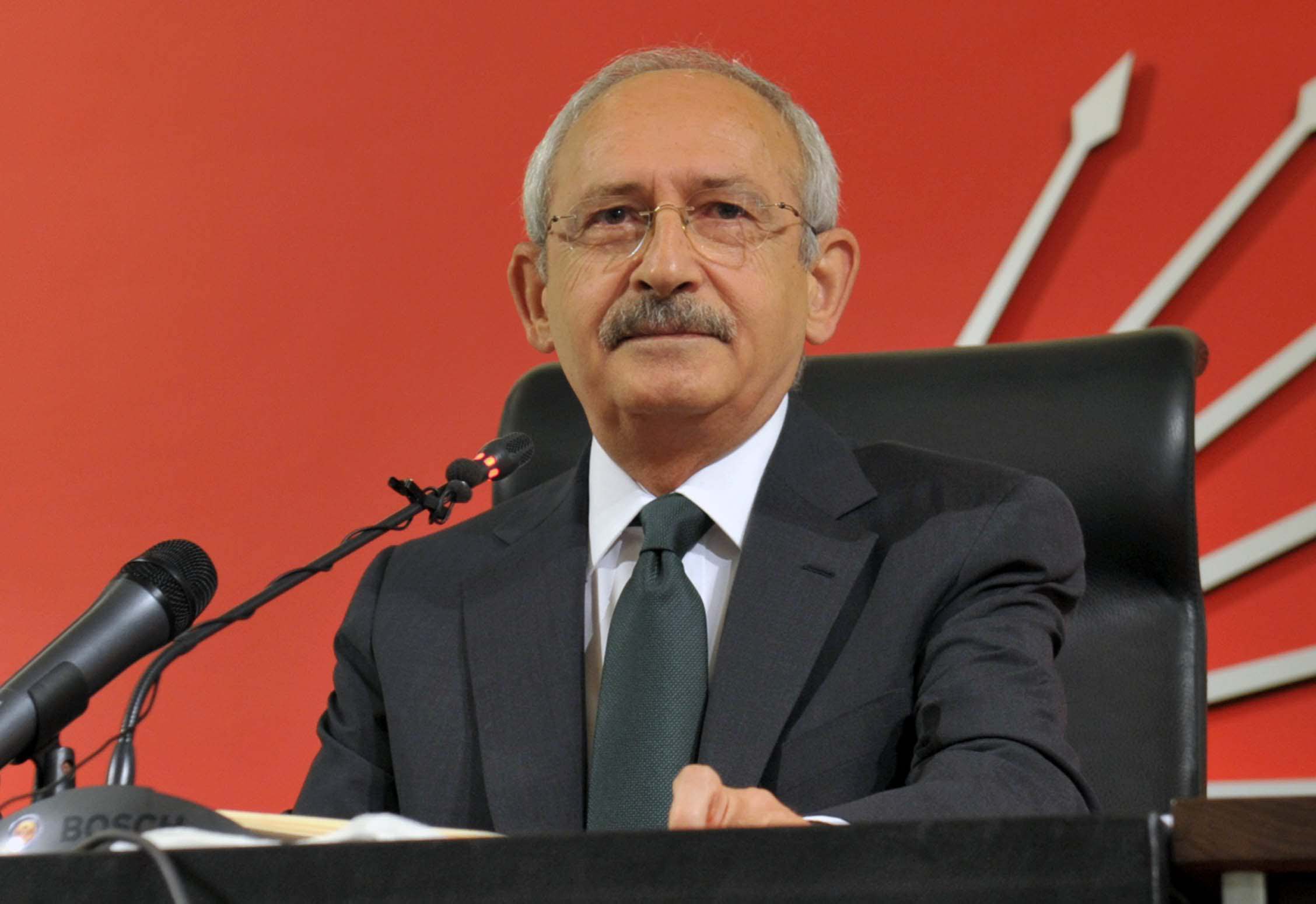 Türkiye bu edepsizliği tartışıyor