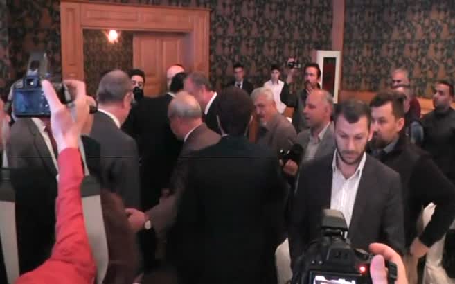 CHP'li belediye başkanı gazetecinin boğazını sıktı