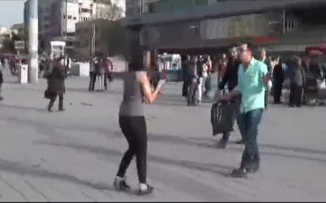 Taksim'de bıçaklı kadın paniği