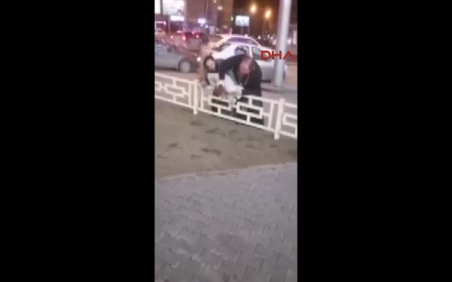 Rahip sokak ortasında haçı ile adam dövdü